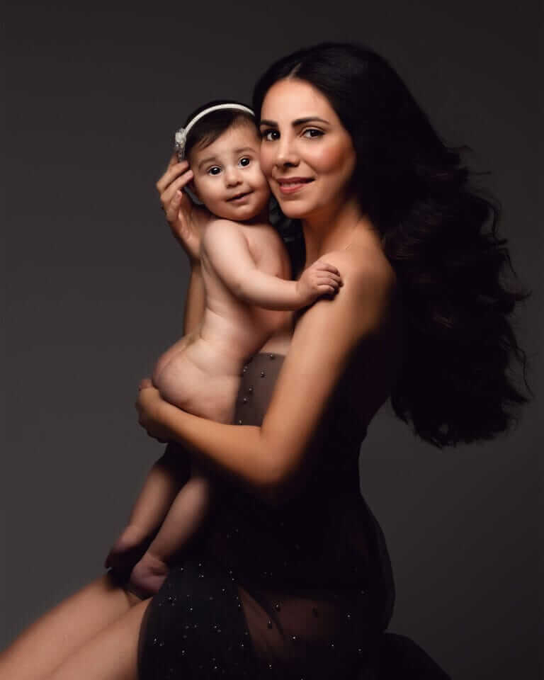 Ästhetisches Portrait einer Mutter mit ihrem Baby in liebevoller Umarmung