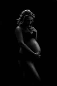 Schwarz-Weiß Babybauchfotos im Saarland, zeitlose Fotografie