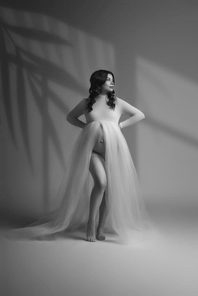 Inszeniertes Portrait einer schwangeren Frau mit klarer Bildsprache