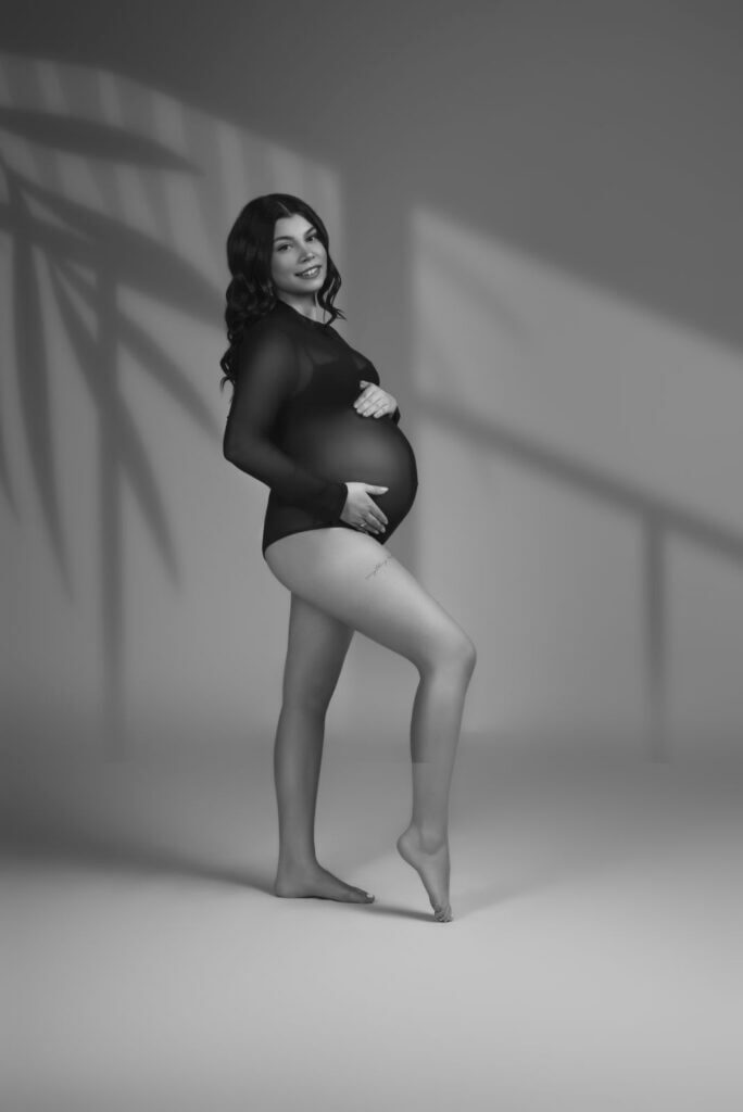 Luxuriöses Babybauchshooting für Frauen mit Stil