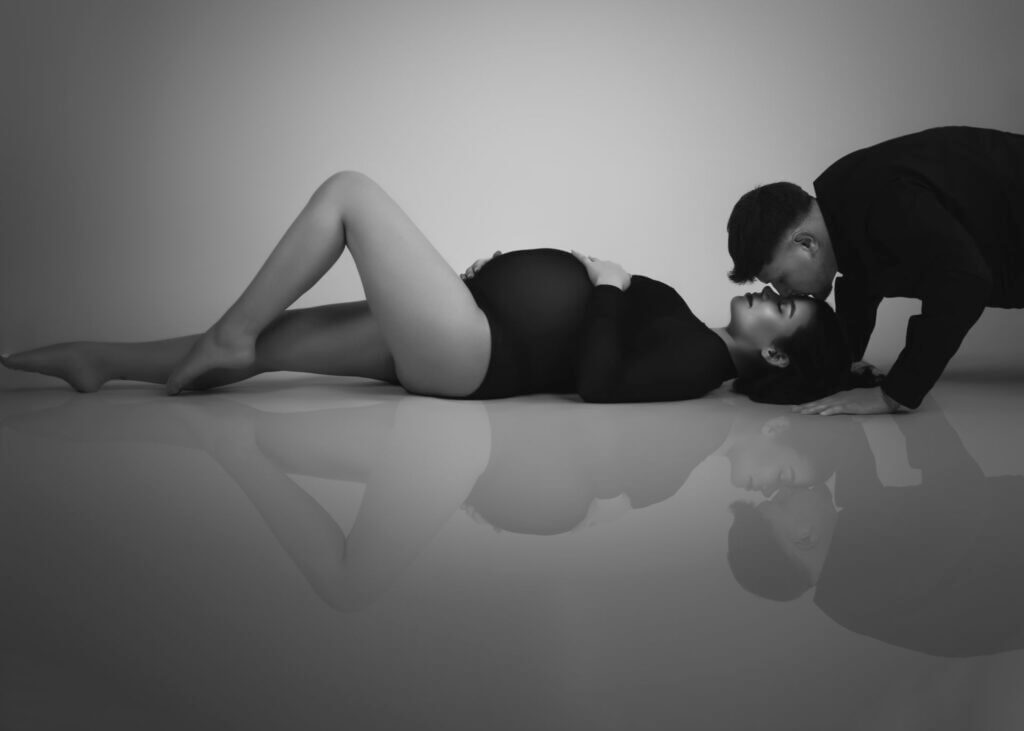 Babybauchshooting mit Partner in minimalistischer Inszenierung