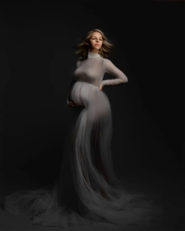 Anmutige Eleganz - Porträt einer schwangeren Frau in fließendem Kleid